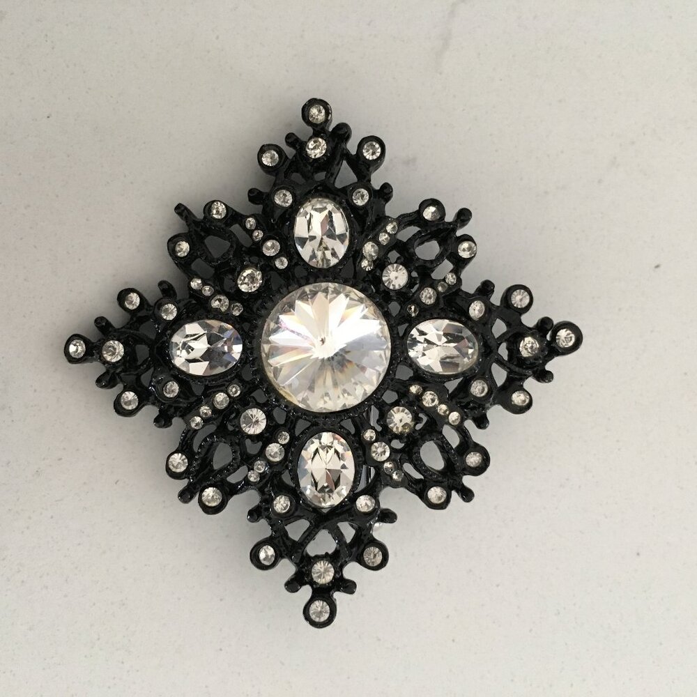 BEAUTIFUL St John women black rhinestones brooch pin